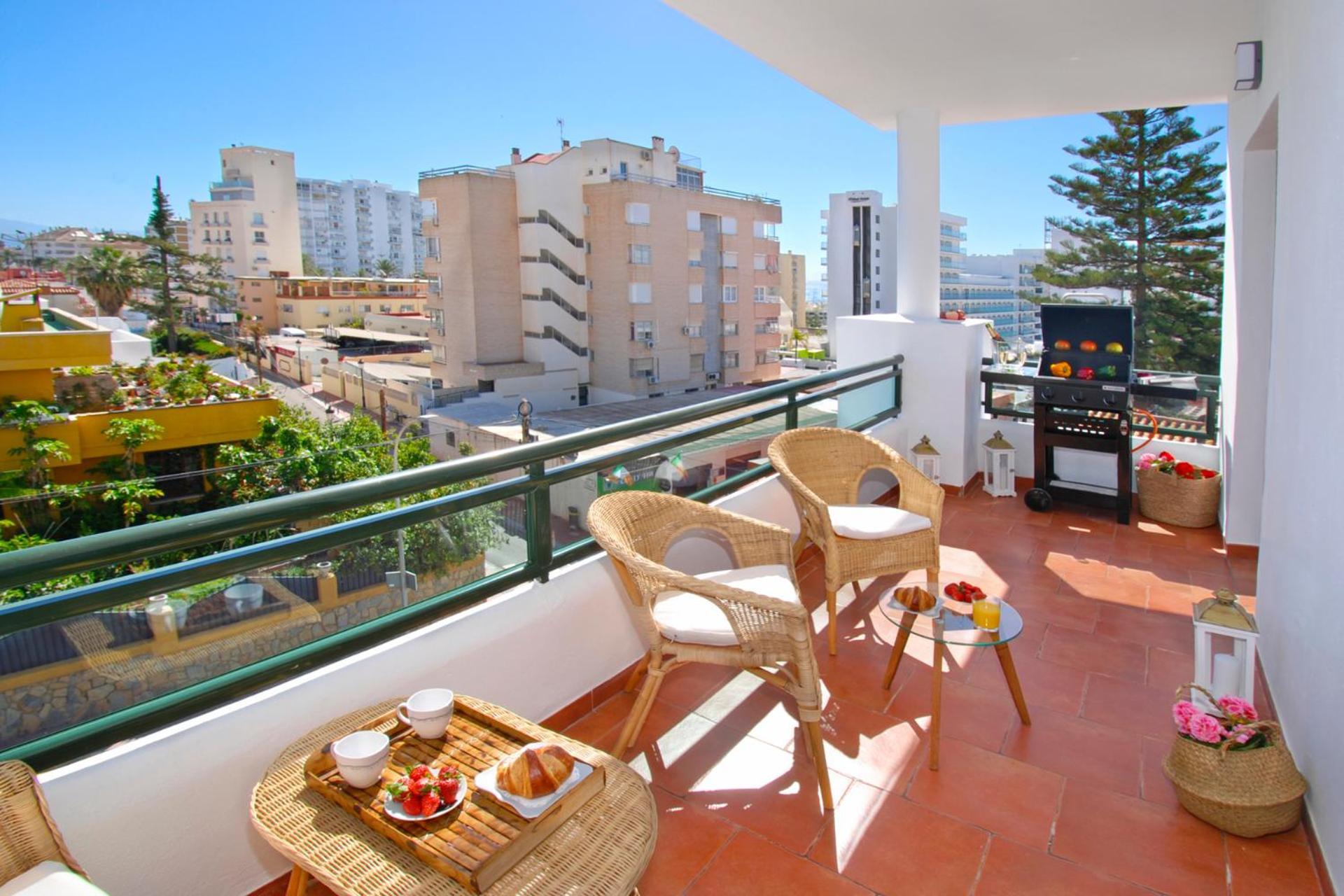 Isla De 2, 80m From The Sea, Amazing View,ac, Bbq,private Parking Benalmádena