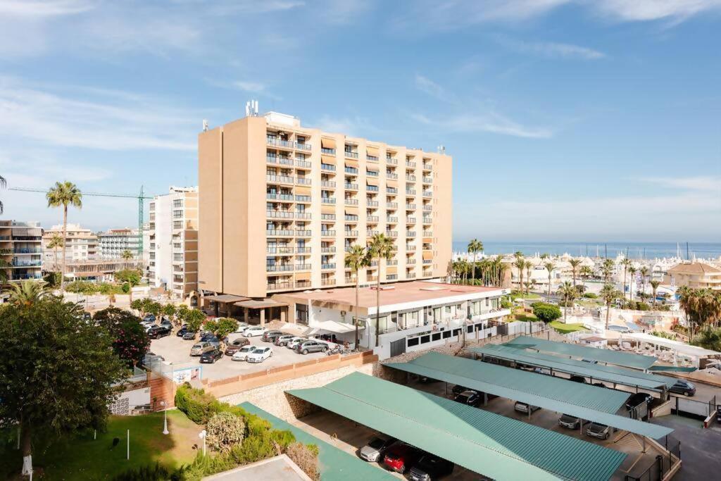 Amplio Con Vistas Al Mar Y Piscina En Benalmadena