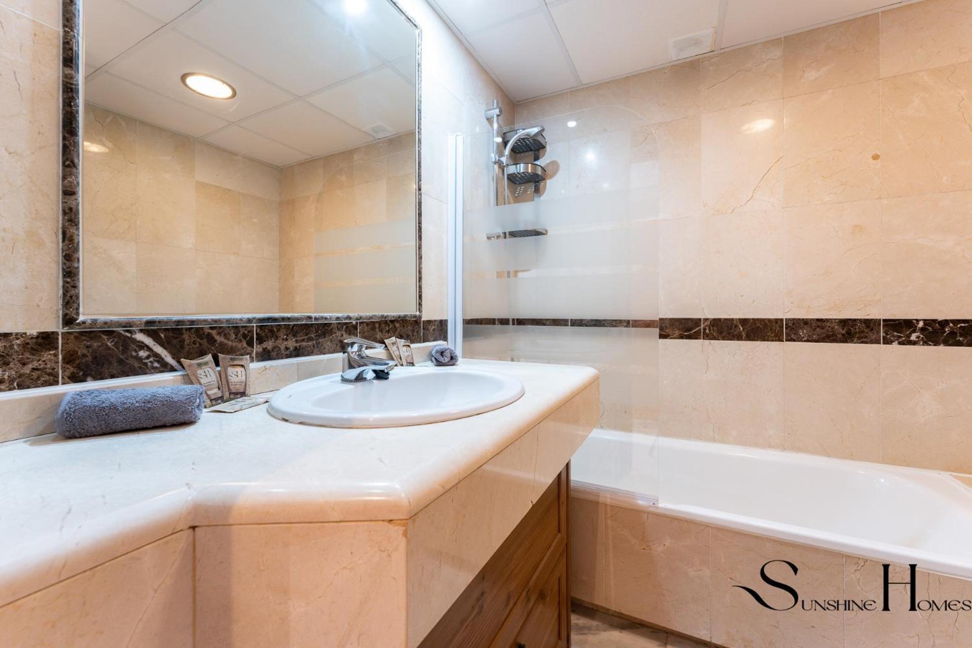 Appartement Elegant 2 Bed 2 Bath Apartment, Pool, Views, Parking Benalmádena