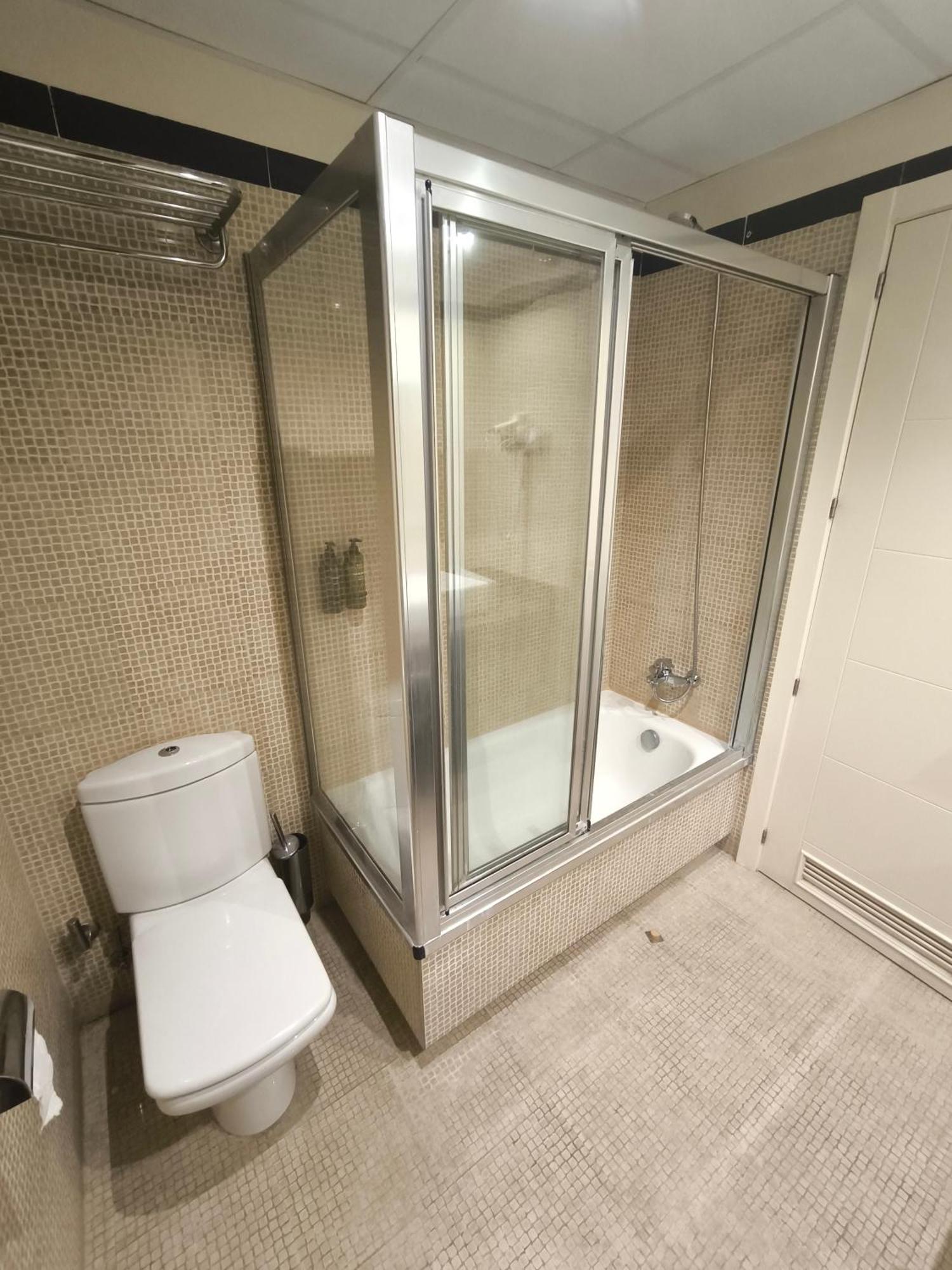 Family Spacious Apartment, Terrace, Kitchen, View, Free Parking And Wifi Apartment *