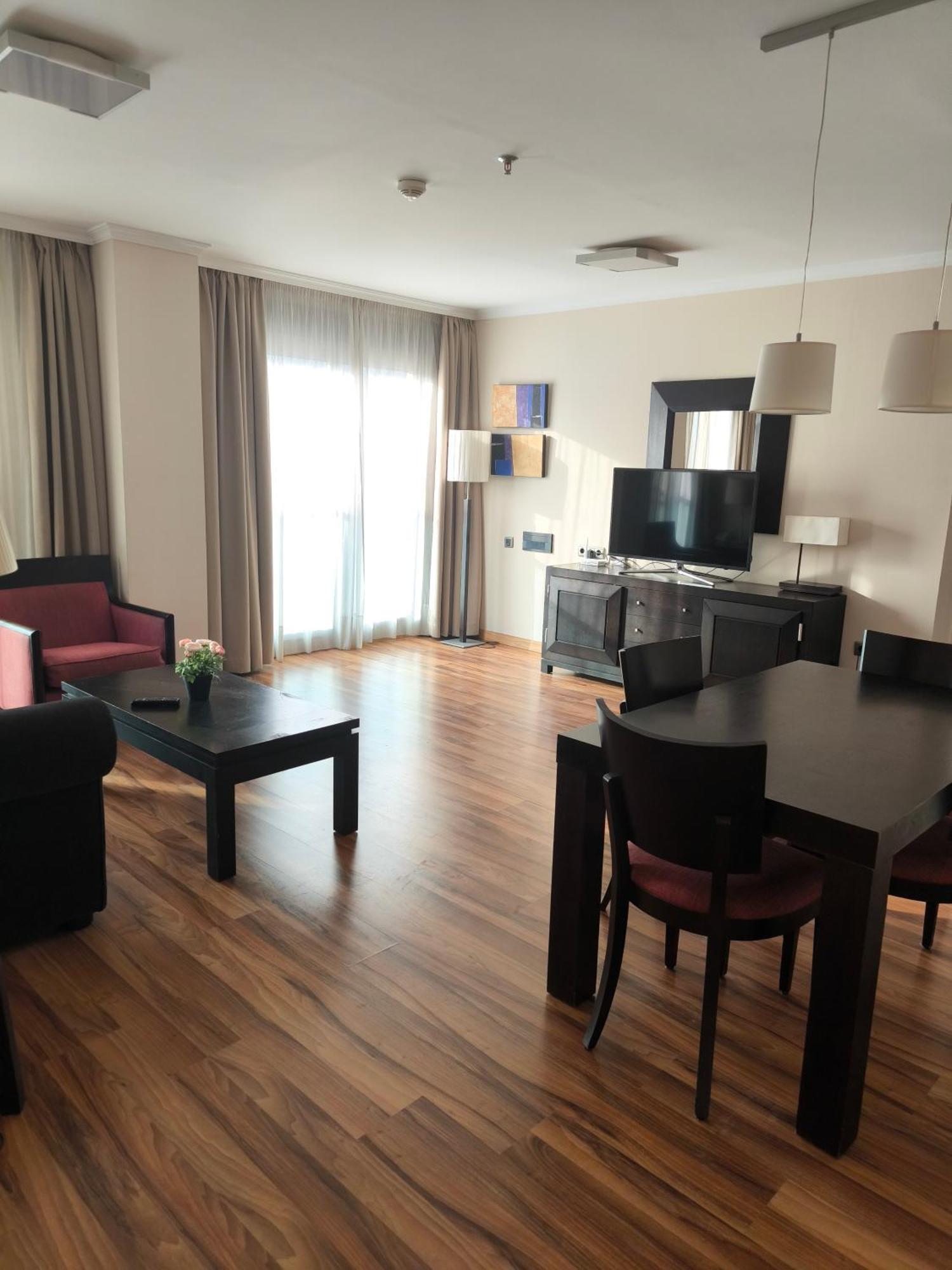 Family Spacious Apartment, Terrace, Kitchen, View, Free Parking And Wifi Apartment