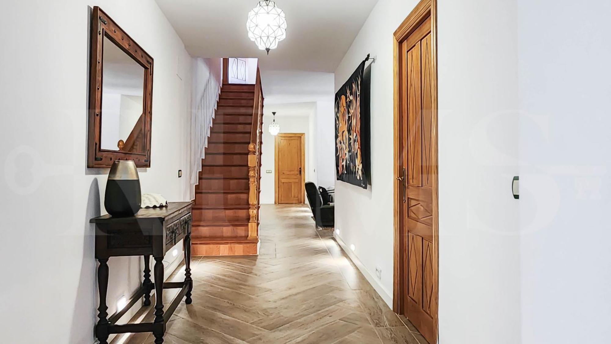 Spacious And Authentic With Pool & Garden By Rems *