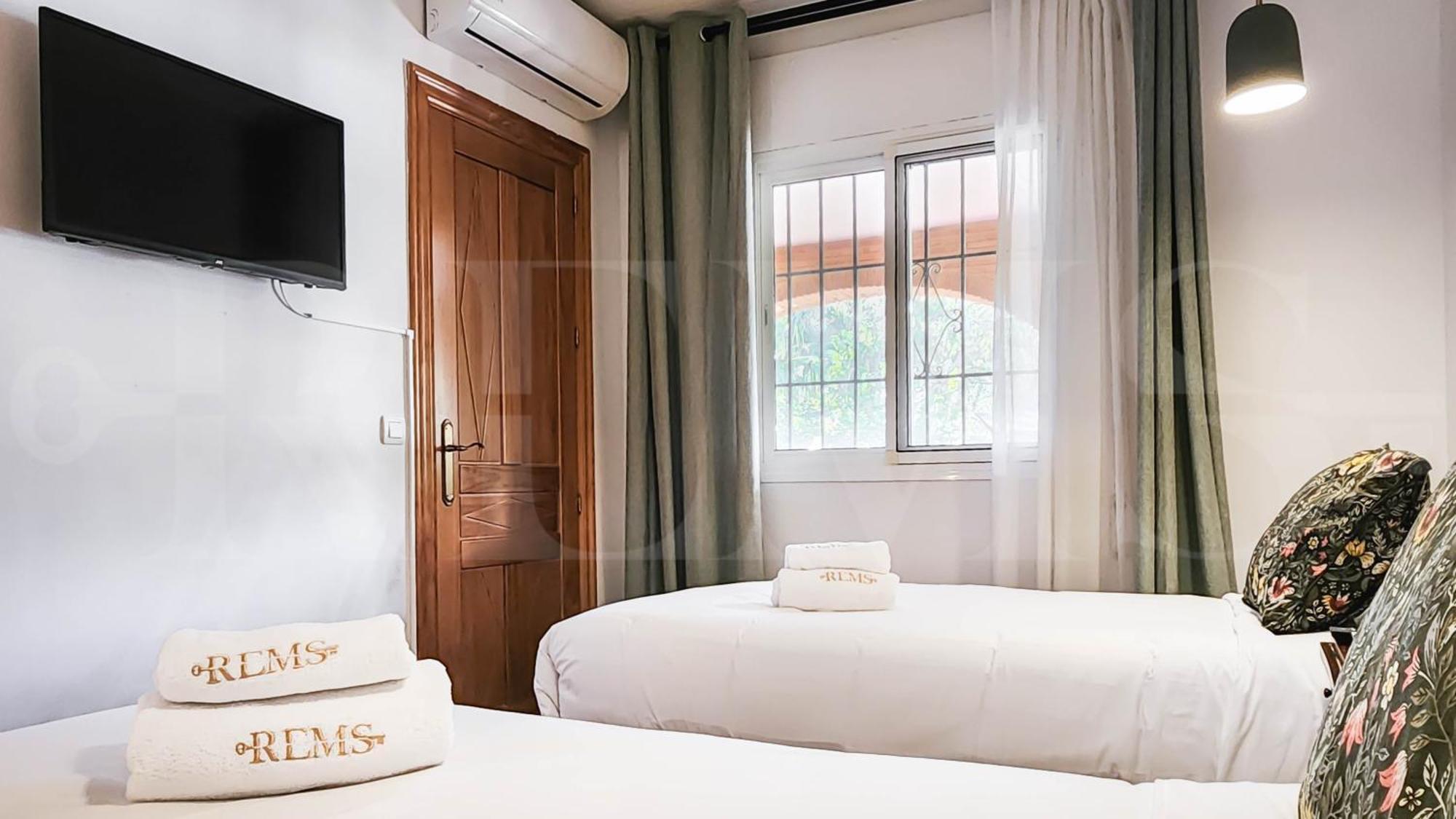 Spacious And Authentic With Pool & Garden By Rems Holiday home *