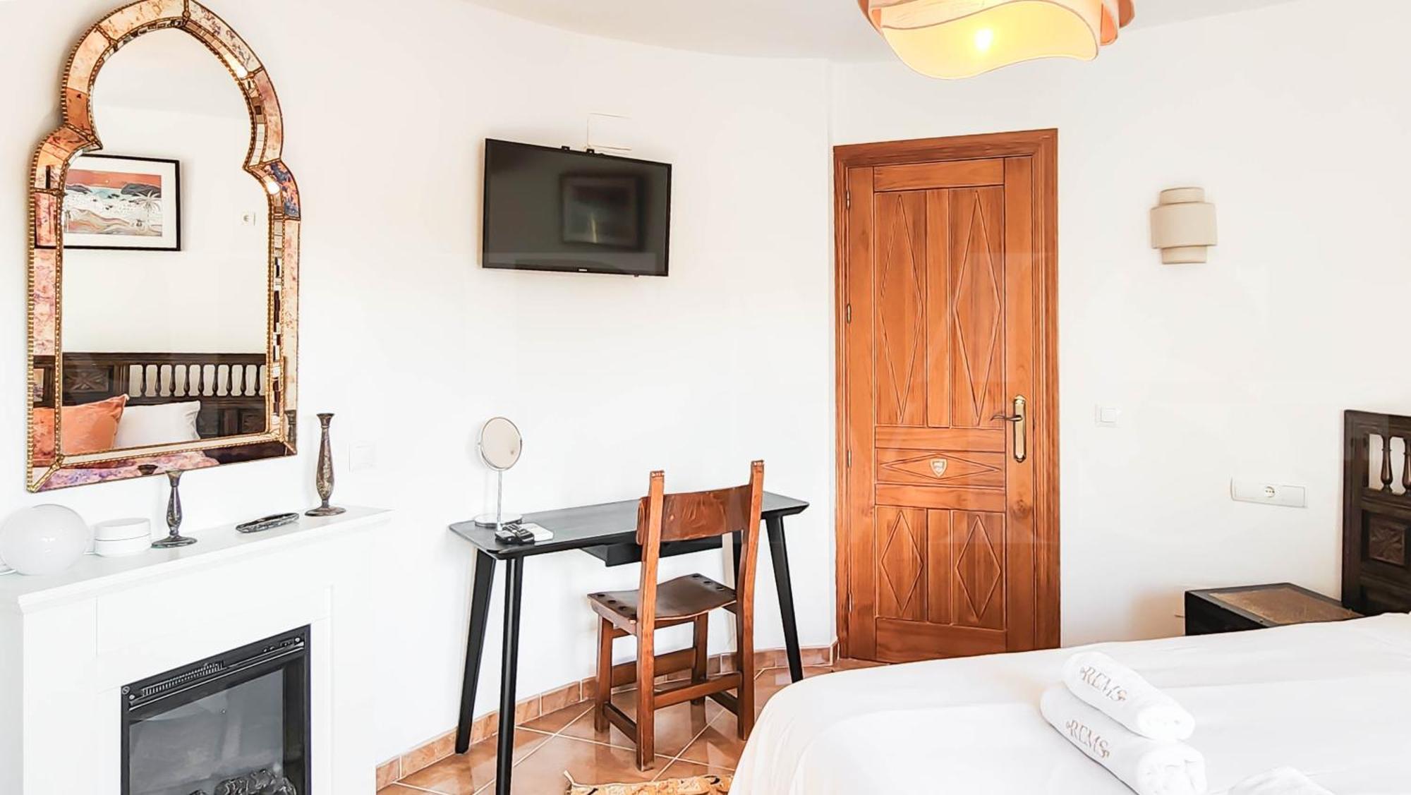 Spacious And Authentic With Pool & Garden By Rems Benalmadena