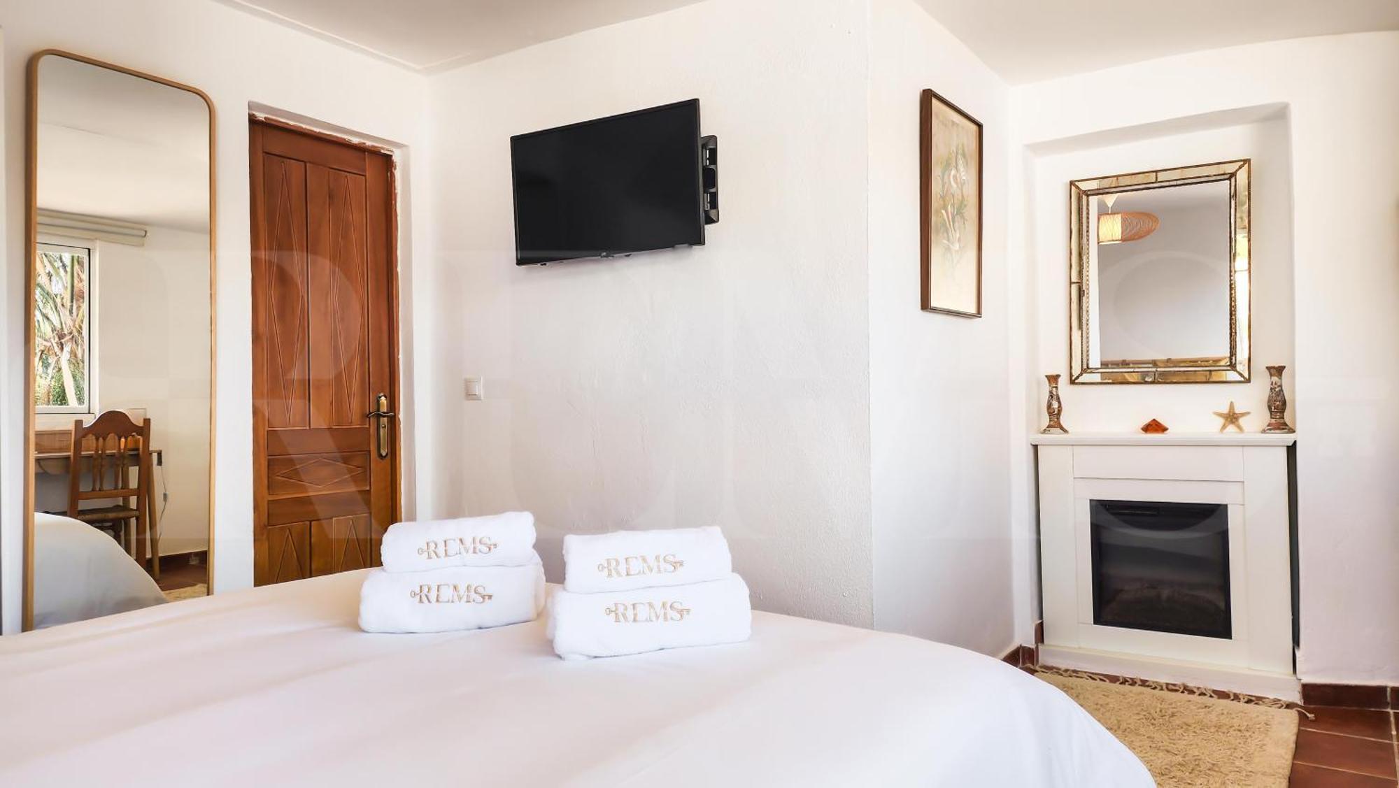 Spacious And Authentic With Pool & Garden By Rems Holiday home