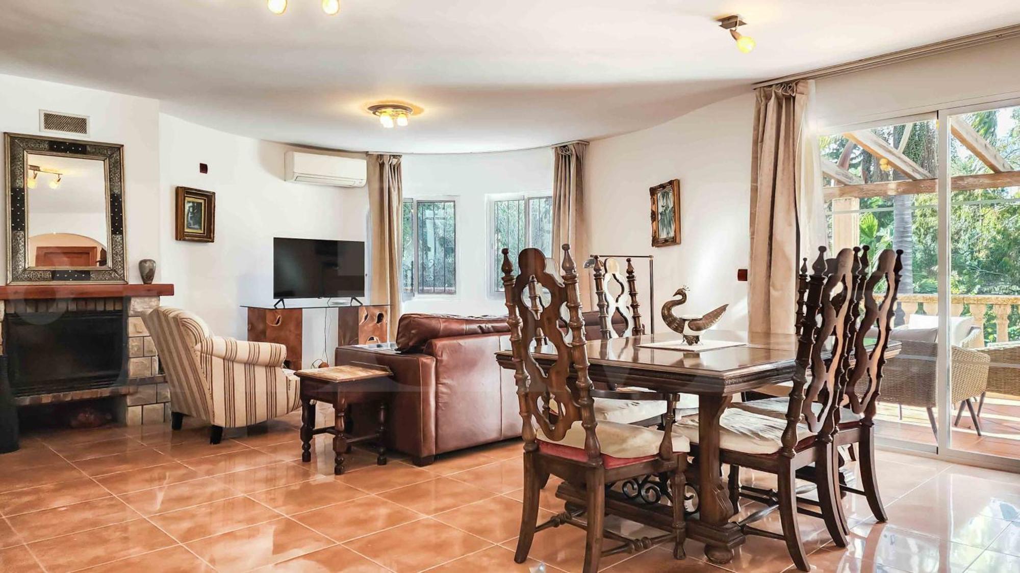 Spacious And Authentic With Pool & Garden By Rems Holiday home *