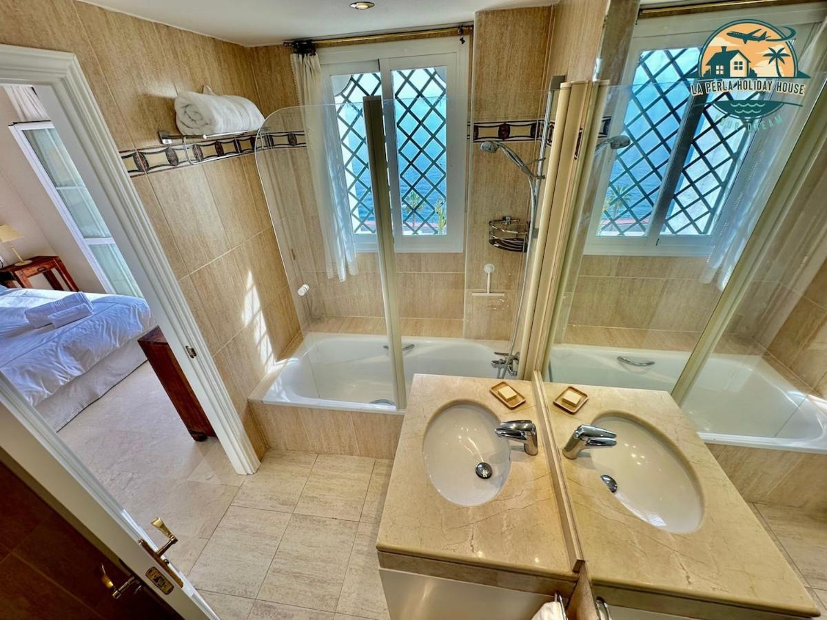 Seafront Townhouse With Stunning Mediterranean Views, Pool And Garaje Benalmadena