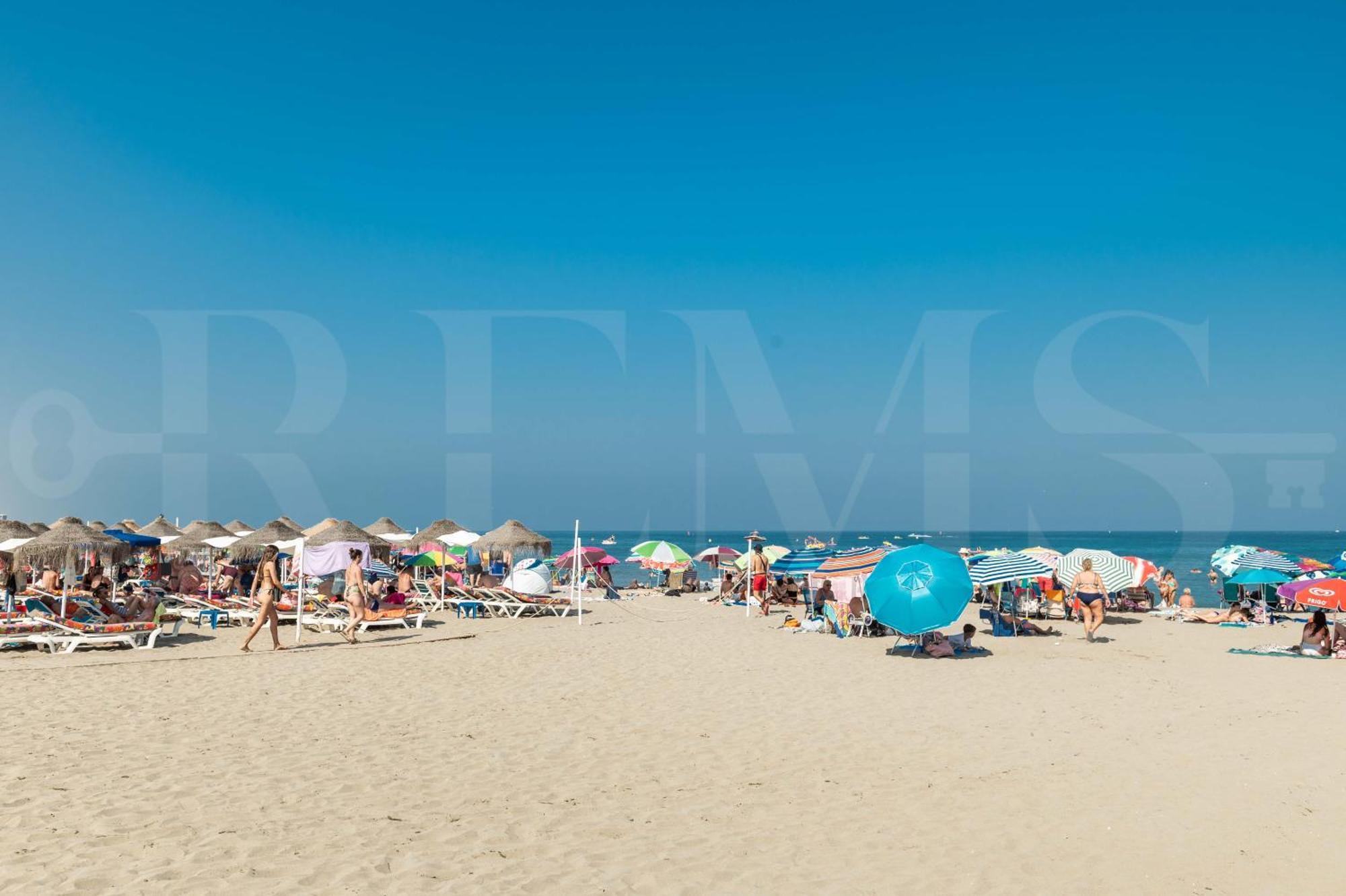 Apartment Seaside With Large Terrace, Pool & Parking Rems