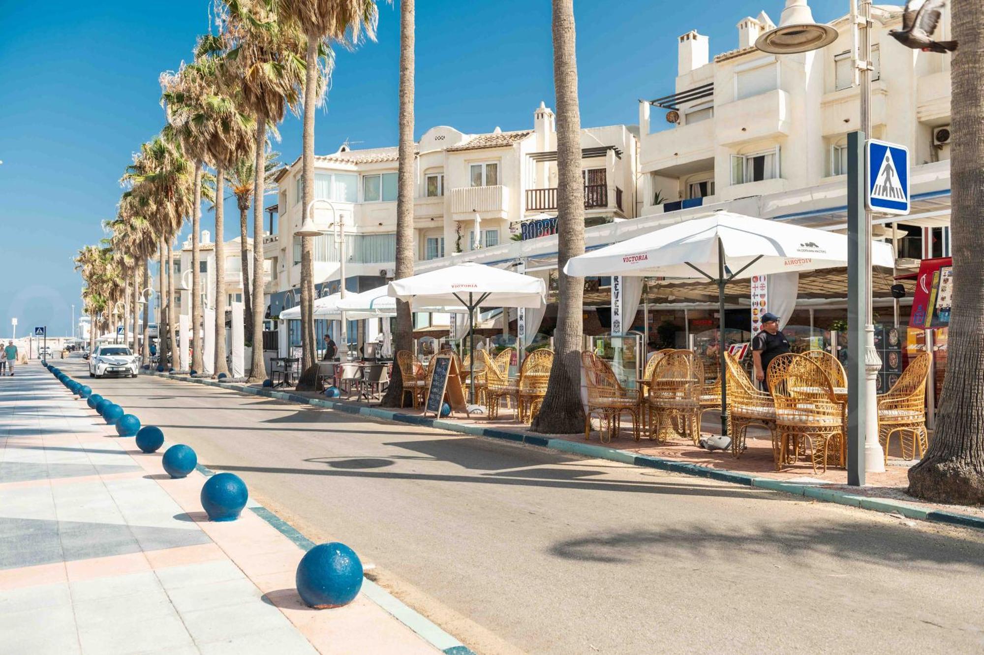 Seaside With Large Terrace, Pool & Parking Rems Apartment