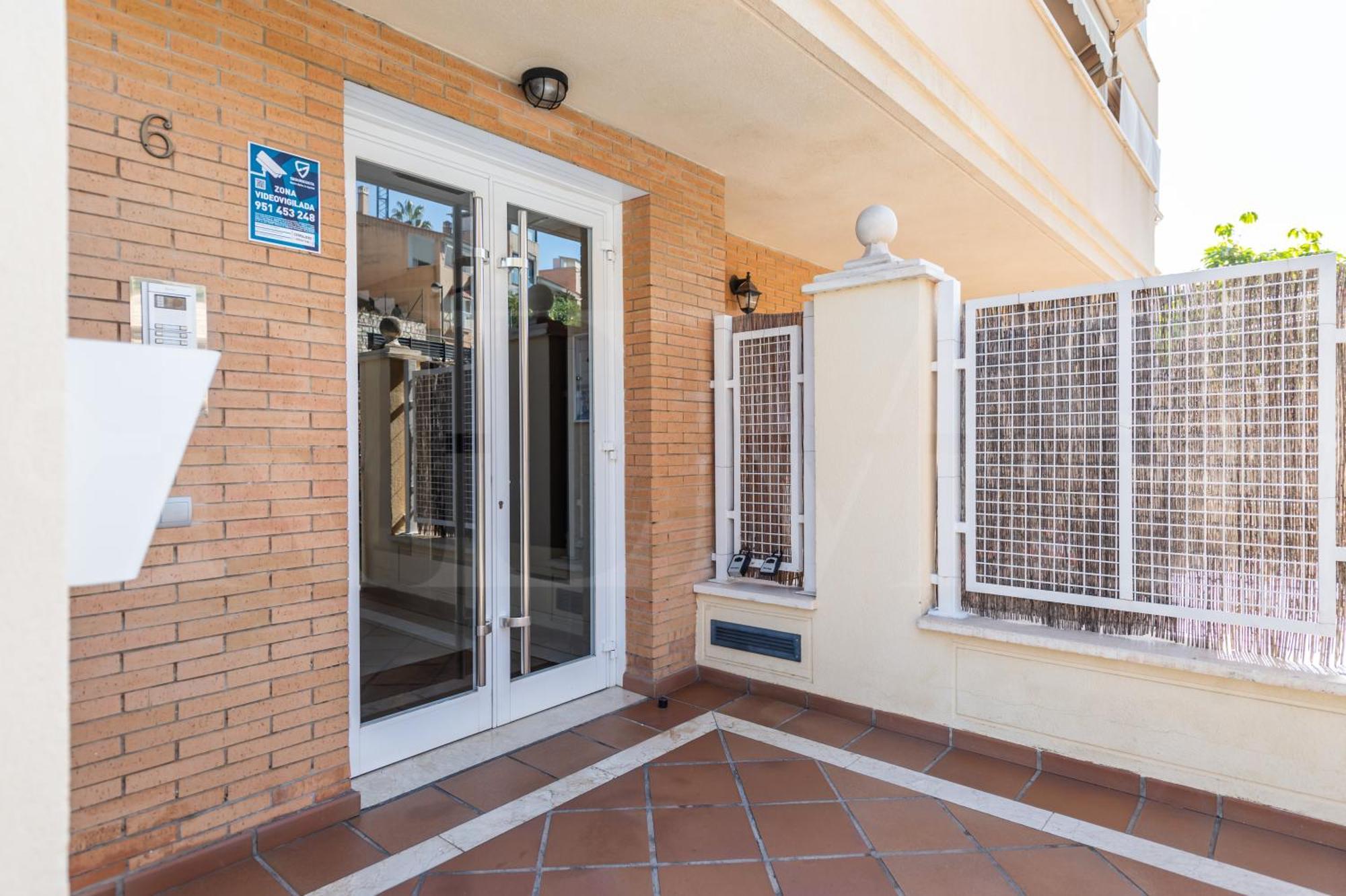 Seaside With Large Terrace, Pool & Parking Rems