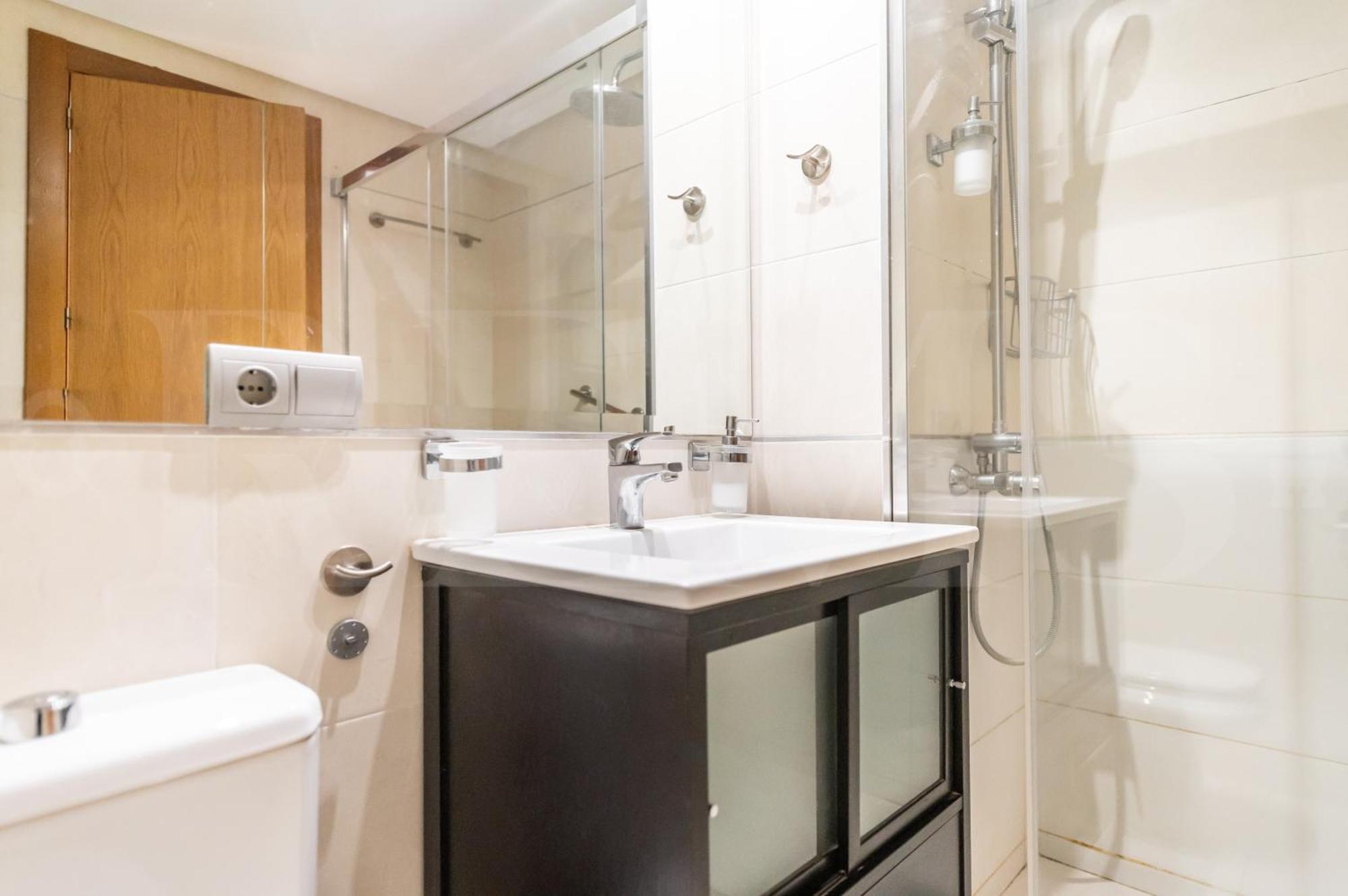 Seaside With Large Terrace, Pool & Parking Rems Apartment