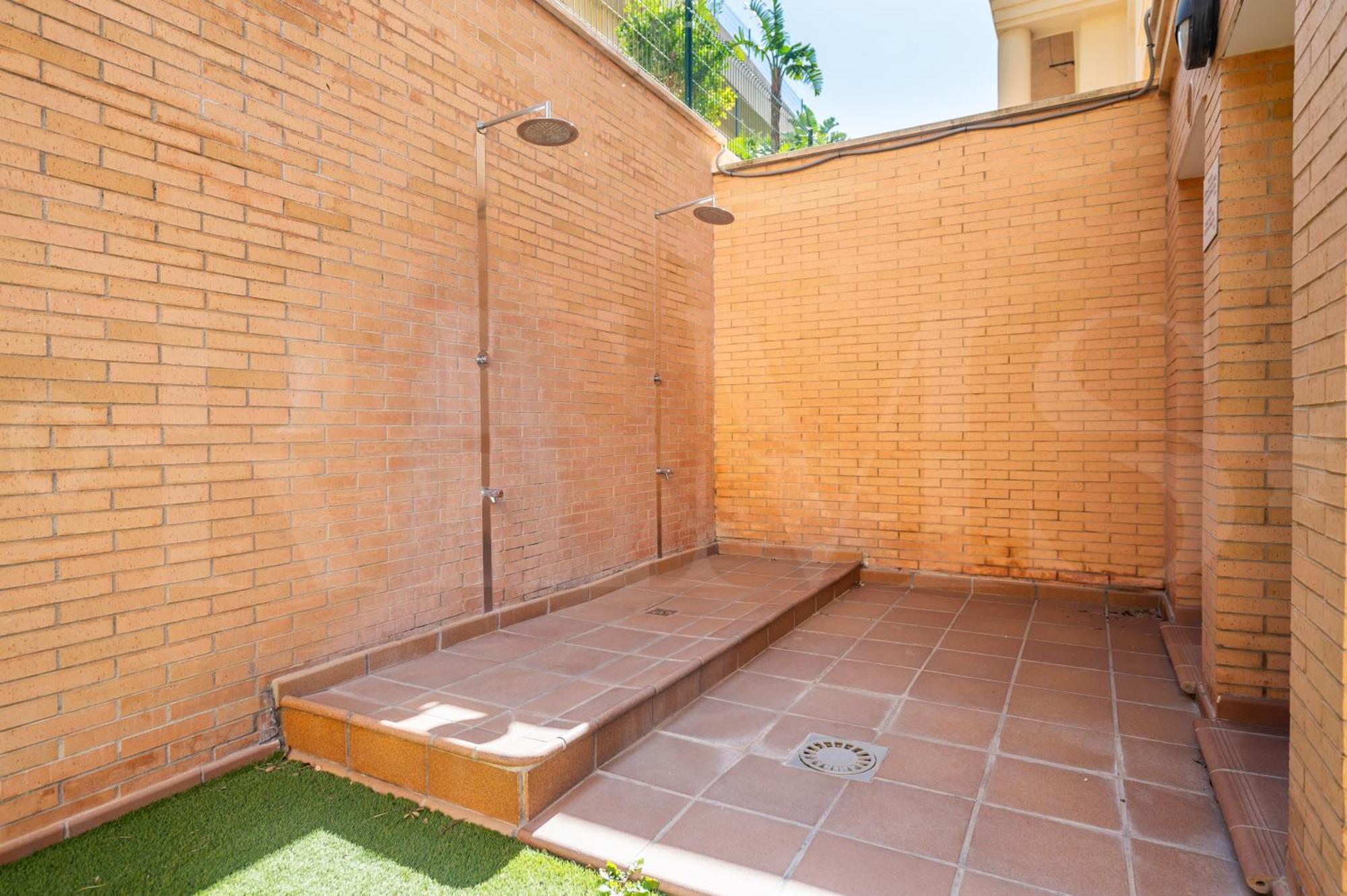 Seaside With Large Terrace, Pool & Parking Rems Apartment *
