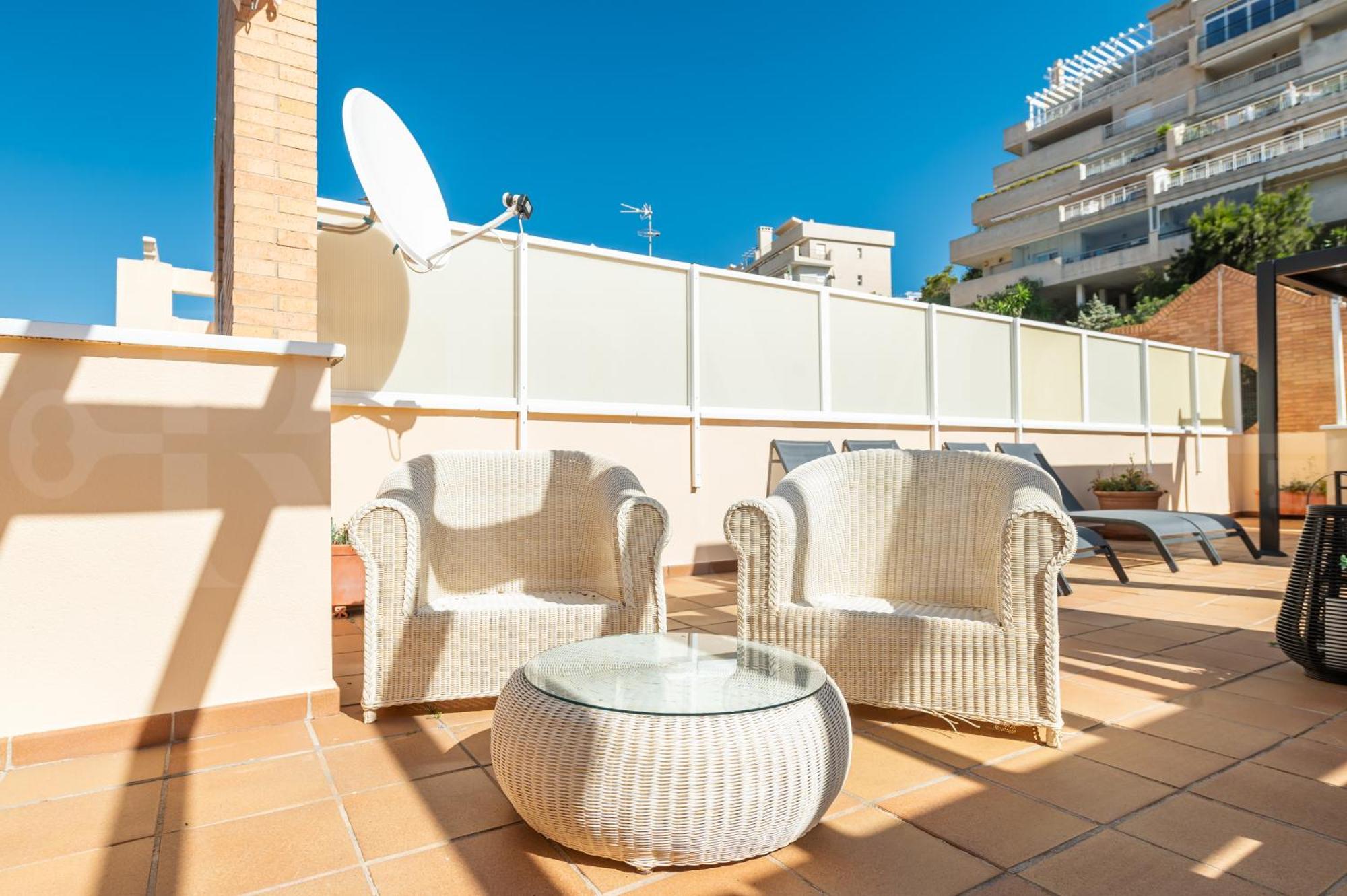 Apartment Seaside With Large Terrace, Pool & Parking Rems