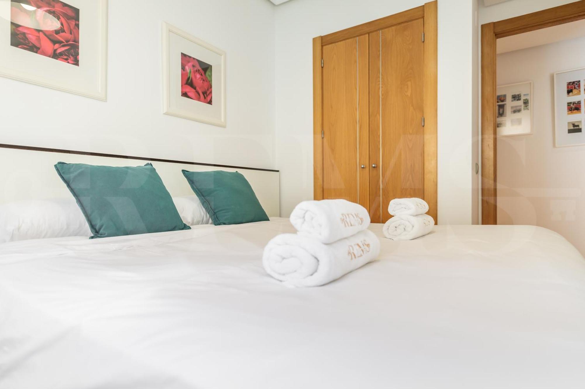 Seaside With Large Terrace, Pool & Parking Rems