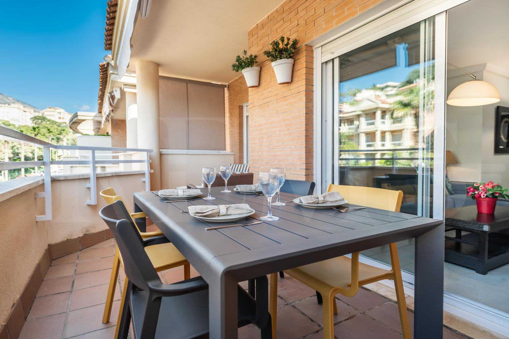 Seaside With Large Terrace, Pool & Parking Rems Apartment