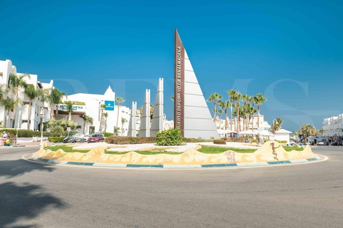 Seaside With Large Terrace, Pool & Parking Rems
