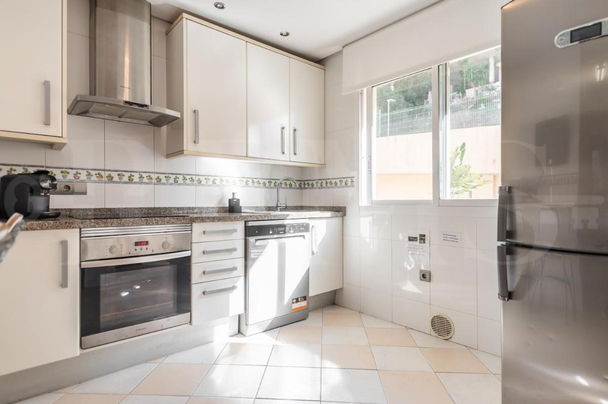 Seaside With Large Terrace, Pool & Parking Rems Apartment