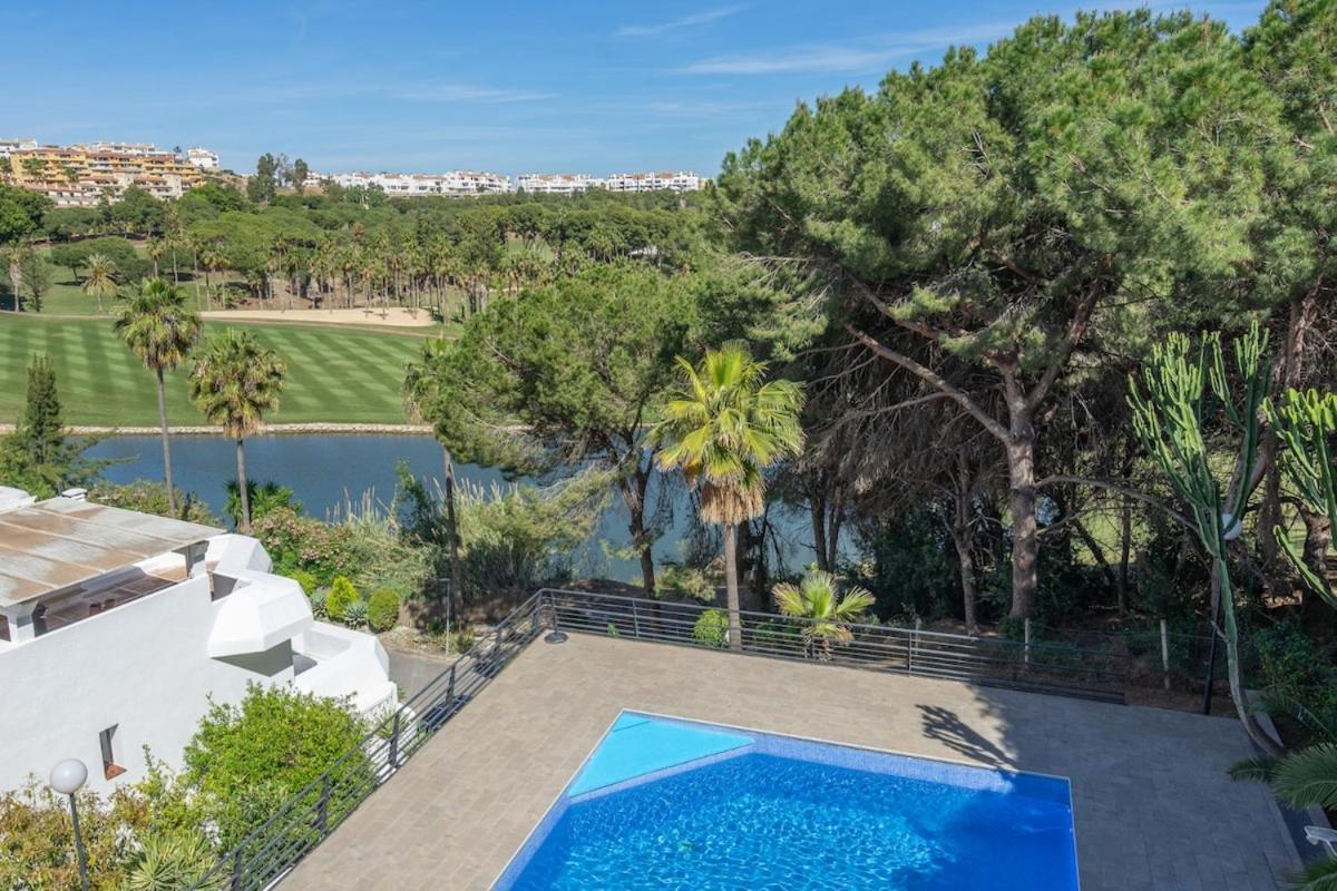 Relaxing Family Retreat With Stunning Golf Views