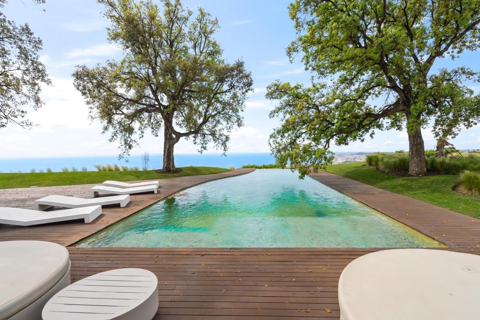 Luxury 5 Bedroom Villa *