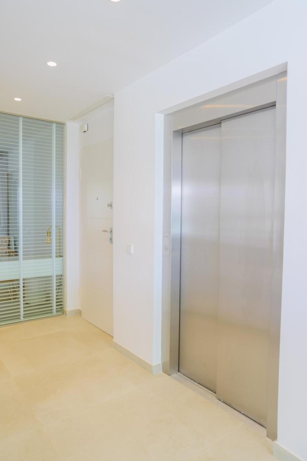 Luxurious 3 Bed With A Lovely Sea View In Carvajal Benalmadena
