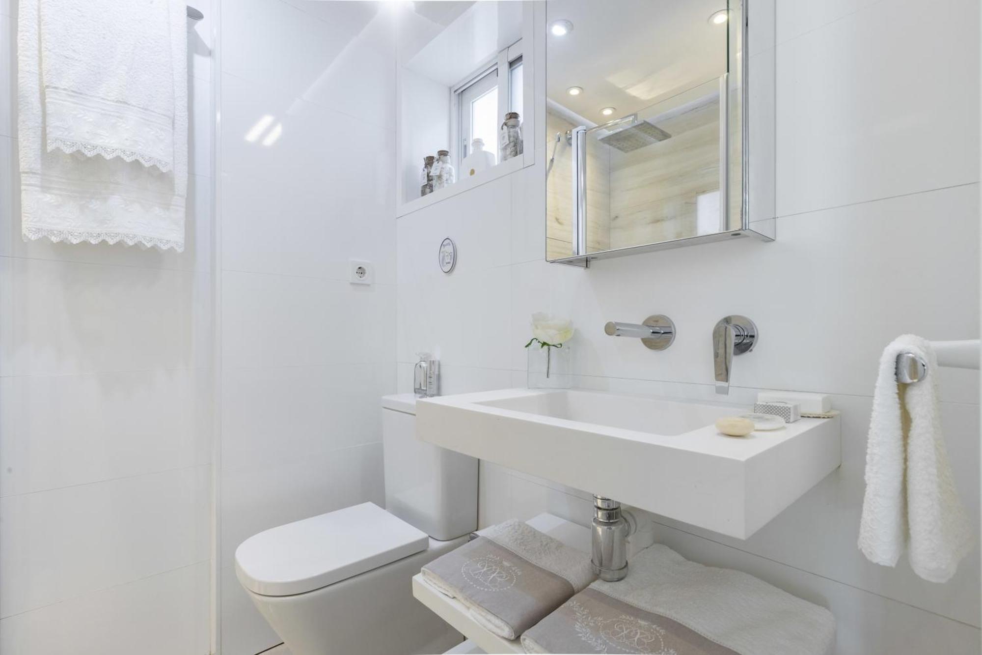 White Summer 2022 Apartment *