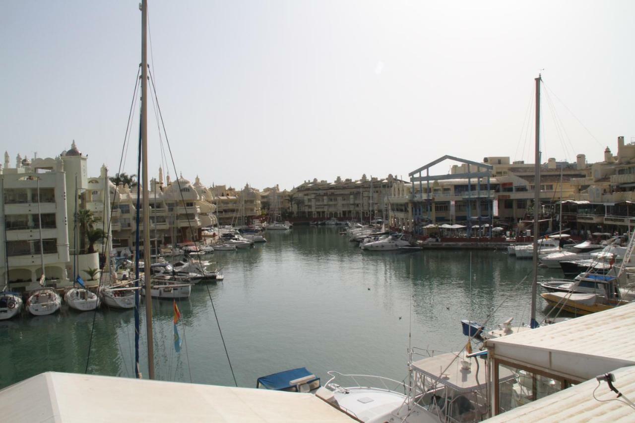 En Puerto Marina B32 *