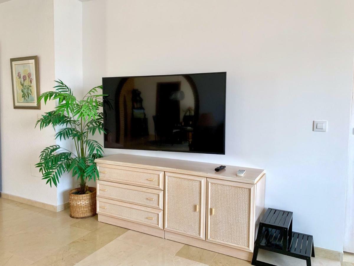 3 Bedroom, 250m From The Beach! Swimming Pool, Parking! Apartment