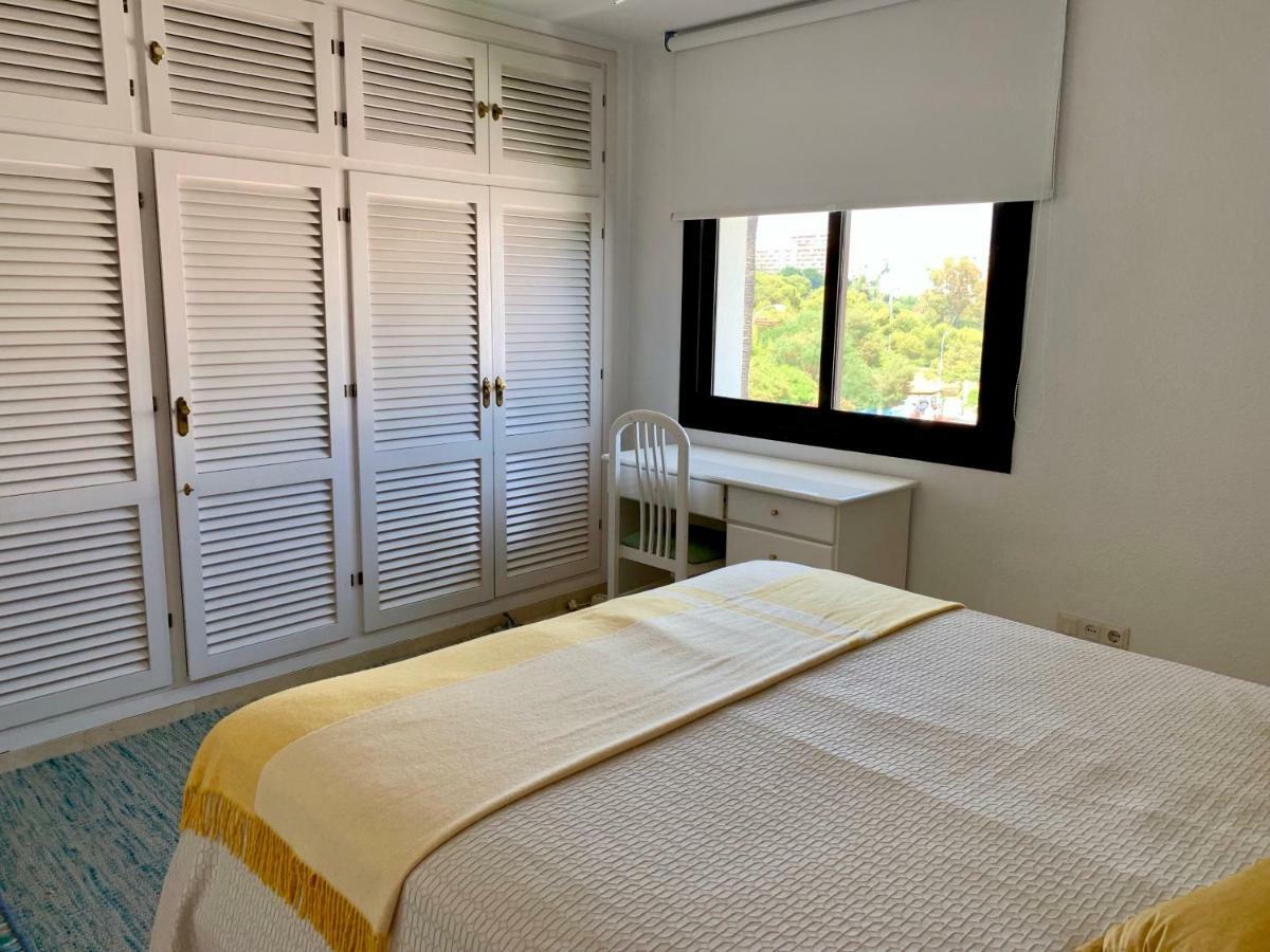 3 Bedroom, 250m From The Beach! Swimming Pool, Parking! *