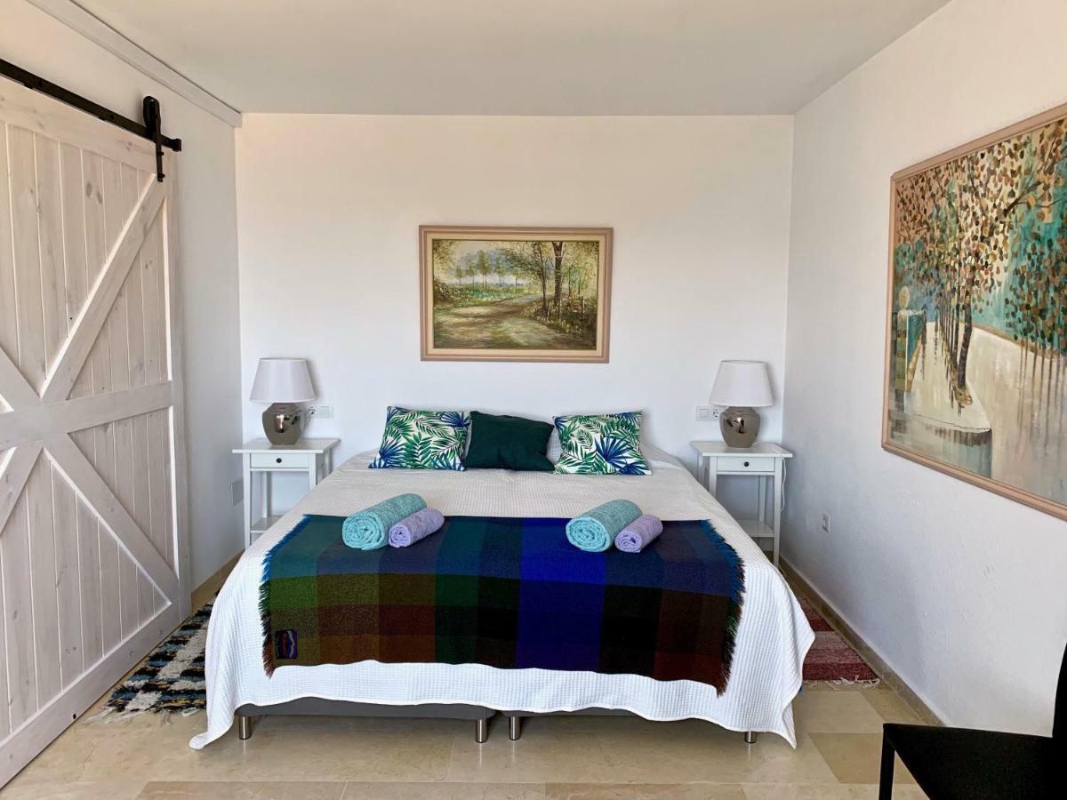 3 Bedroom, 250m From The Beach! Swimming Pool, Parking! Apartment
