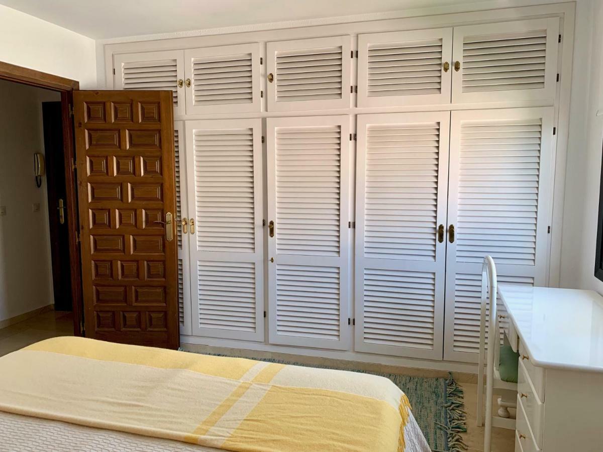 3 Bedroom, 250m From The Beach! Swimming Pool, Parking! *