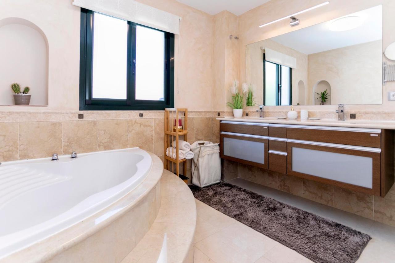 Luxury With Sea Views - Heated Pool-jacuzzi