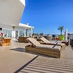 Luxury Penthouse With Jacuzzi And Seaviews