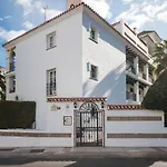 Lovely 2 Bedroom Apartment W/ Large Garden + Pools