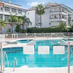 Lovely 2 Bedroom Apartment W/ Large Garden + Pools