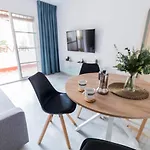 Lovely 2 Bedroom Apartment W/ Large Garden + Pools