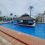 Precioso Apartamento Con Piscinas Y Vistas Al Mar.