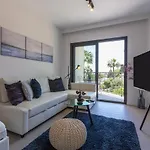 Blue Mood Apartment With Magic View