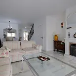 Quaint 2 Bedroom Townhouse With Pool Close To Sea!