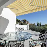 Quaint 2 Bedroom Townhouse With Pool Close To Sea!