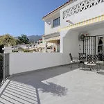 Quaint 2 Bedroom Townhouse With Pool Close To Sea!