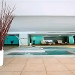 Elegante Alojamiento Con Piscina A 200 M Del Mar.