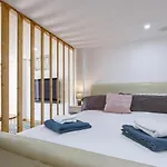 Modern independent studio apt in luxury villa