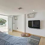 Modern independent studio apt in luxury villa