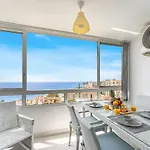 Coastal Charm Renovated 2Bed Apt, Pool, Sea Views