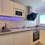 Emerald Apartment - Spacious Modern 2 Bedroom