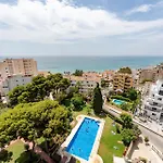 Coastal Charm Renovated 2Bed Apt, Pool, Sea Views