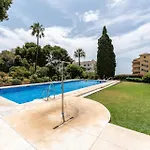 Coastal Charm Renovated 2Bed Apt, Pool, Sea Views