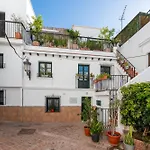 Lovely House In Peaceful Courtyard