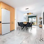 Elegant 2 Bed 2 Bath Apartment, Pool, Views, Parking