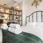 Seaside Apartment Steps From Marina Port By Rems